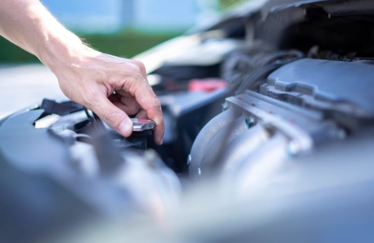 Tightening the radiator cap of a vehicle